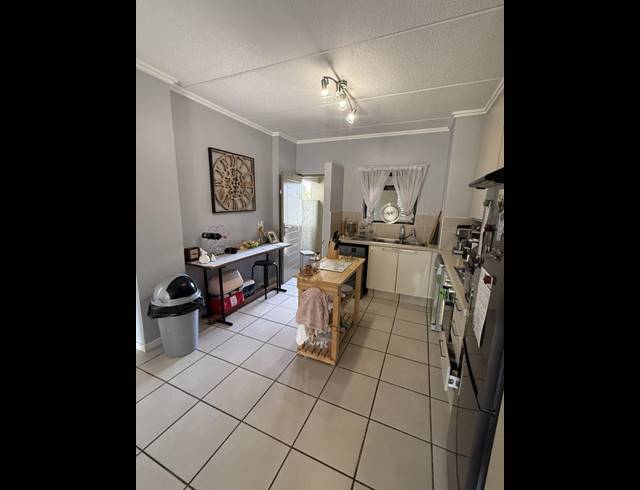 2 BEDROOM APARTMENT FOR SALE IN BRYANSTON